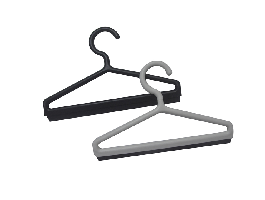 Lze lesklou povrchovou úpravu zalisovaných dílů z TPE obnovit do matné pomocí následného zpracování?