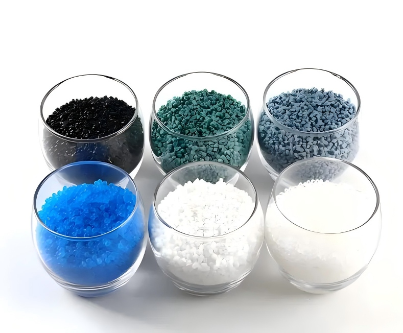 Bělí se produkty z materiálu TPE s vysokou tvrdostí snadněji? Souvisí tvrdost materiálu s bělením?