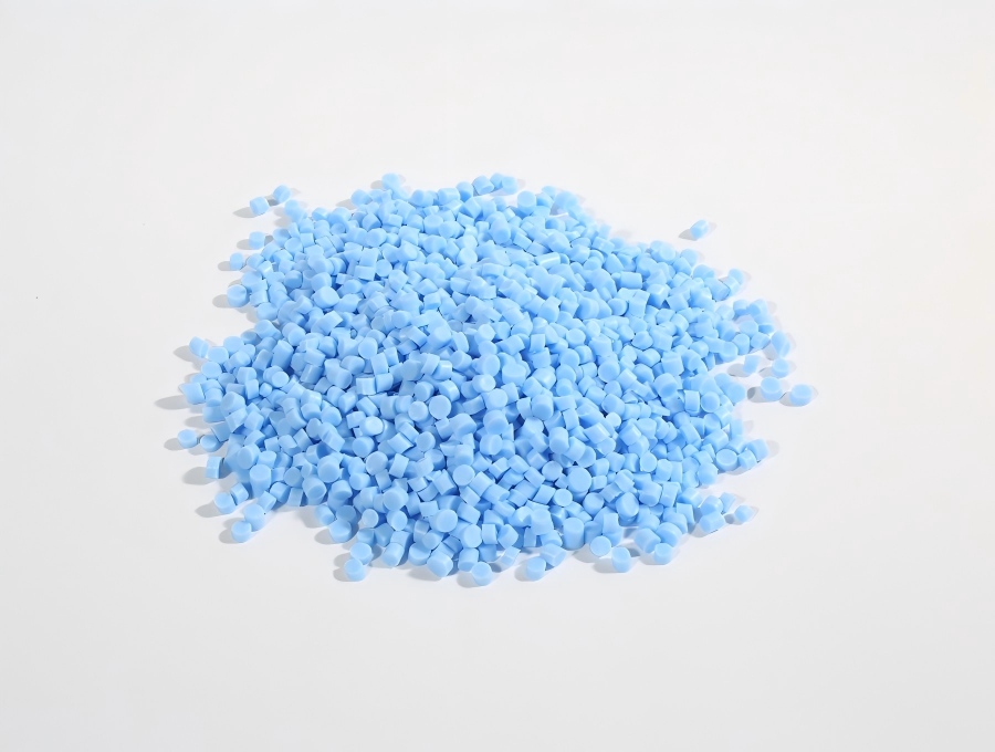 Povrch výrobků z TPE vyrobených vstřikováním zbělá – je problém ve formě nebo v surovině?